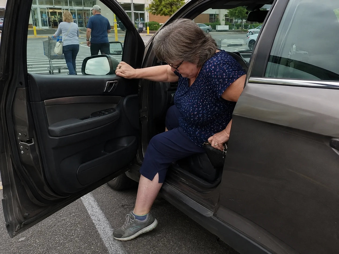 AVL_V4_PRE_CAR_03 | avelis-v4-car-door-restart.webp
