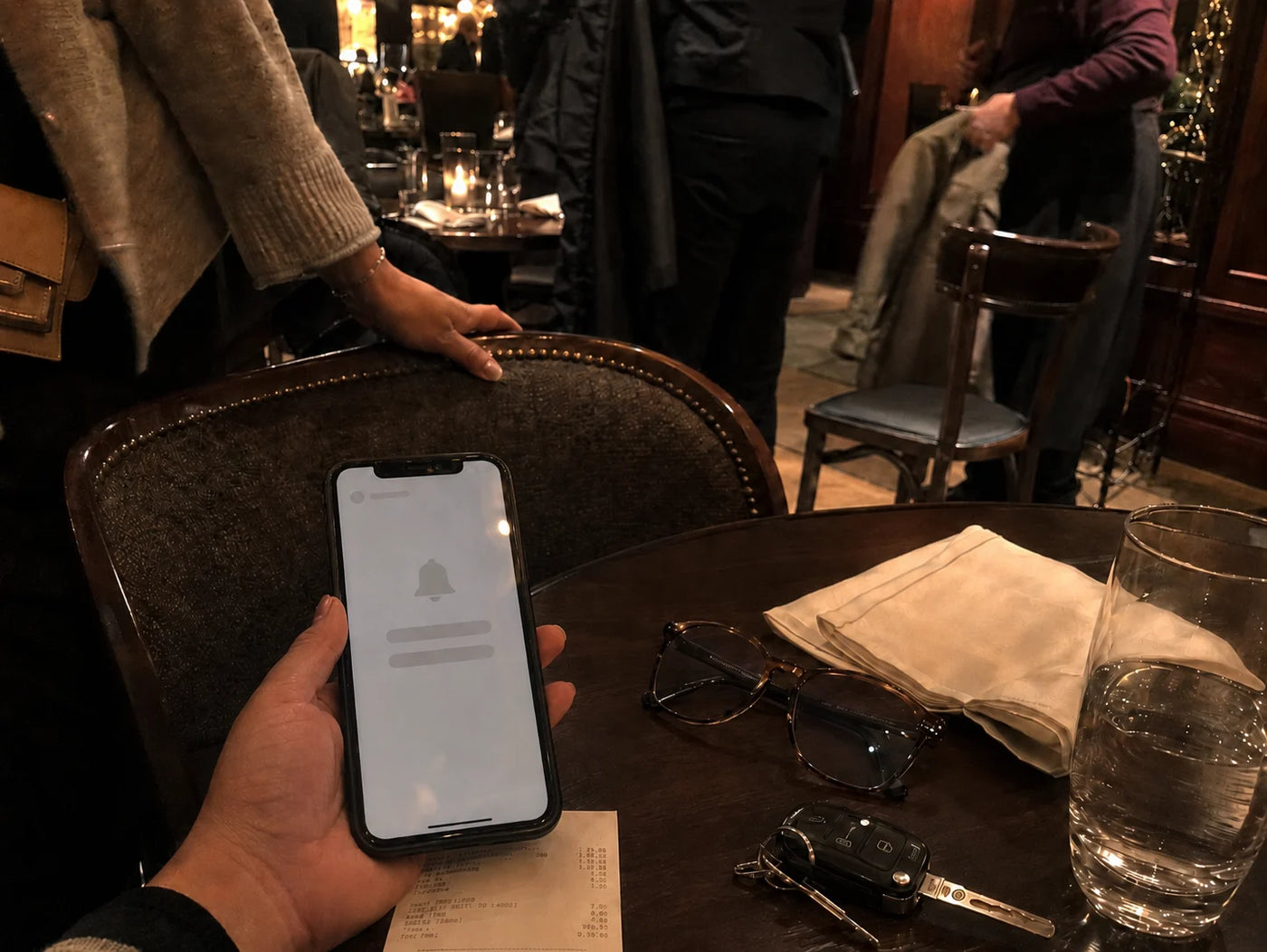 AVL_V4_PRE_MIRROR_02 | avelis-v4-empty-phone-cover.webp
